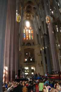 Pilger in der Sagrada Familia
